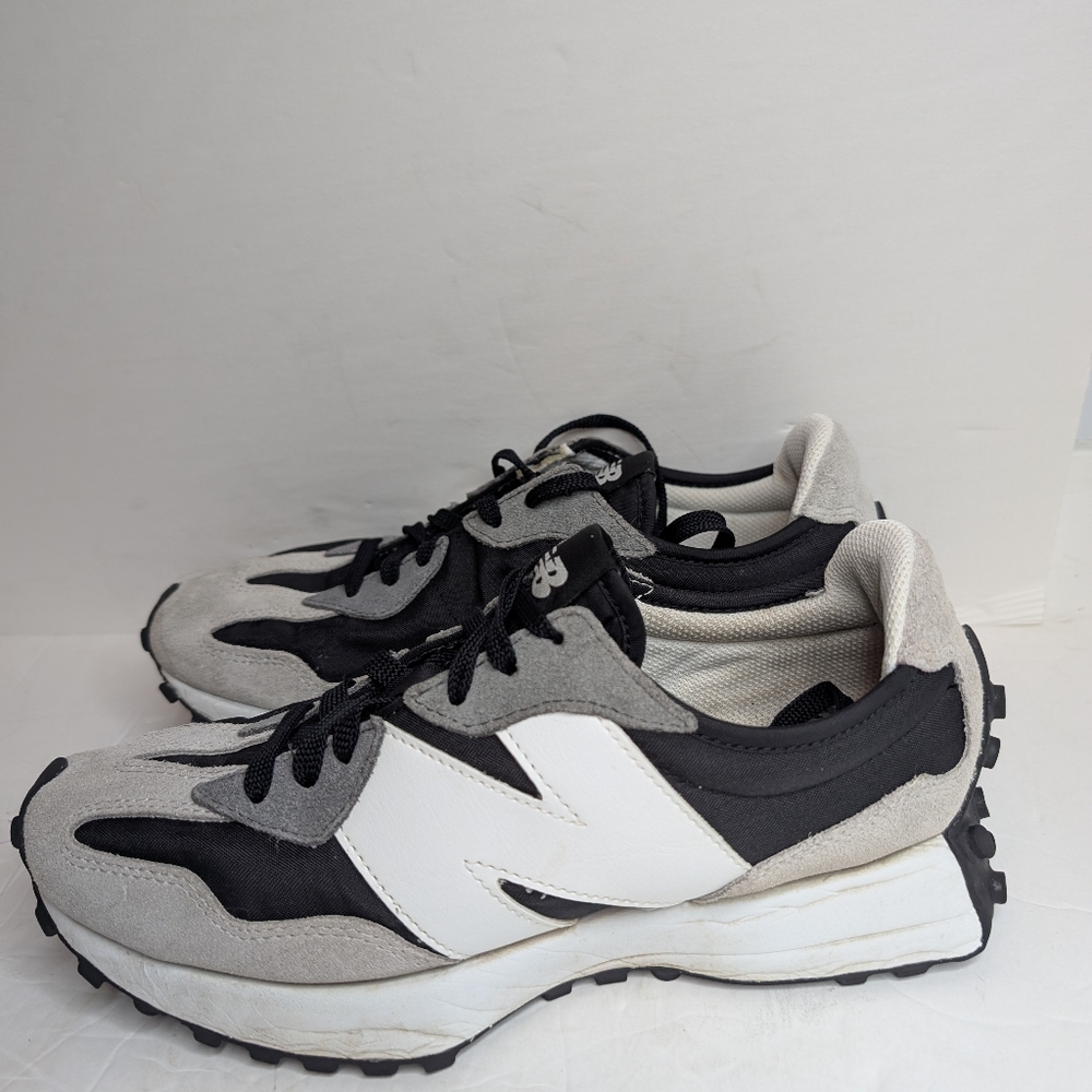 New Balance Men's Black and White Sneakers
